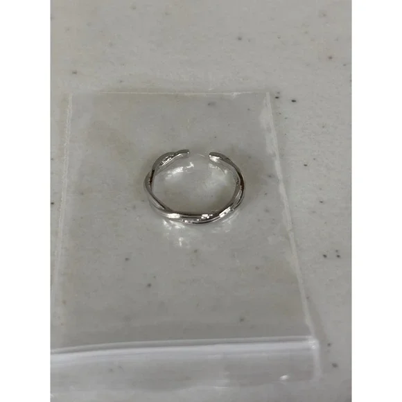 Minimalist Twisted Band Toe Ring Open Adjustable Silver Tone - Picture 1 of 1